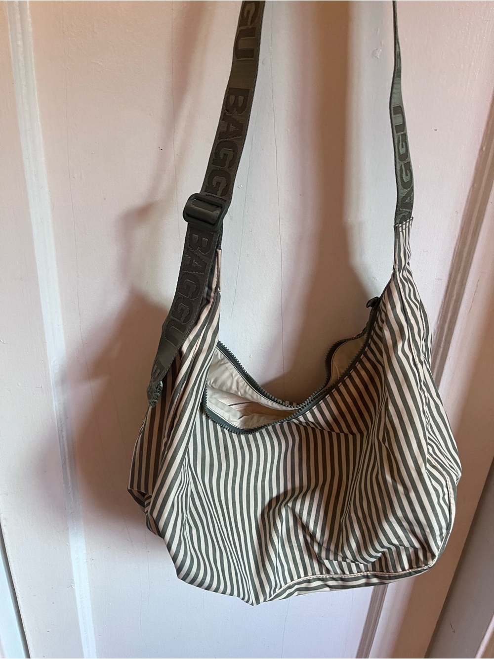Baggu large green striped crescent EUC - Picture 6 of 6
